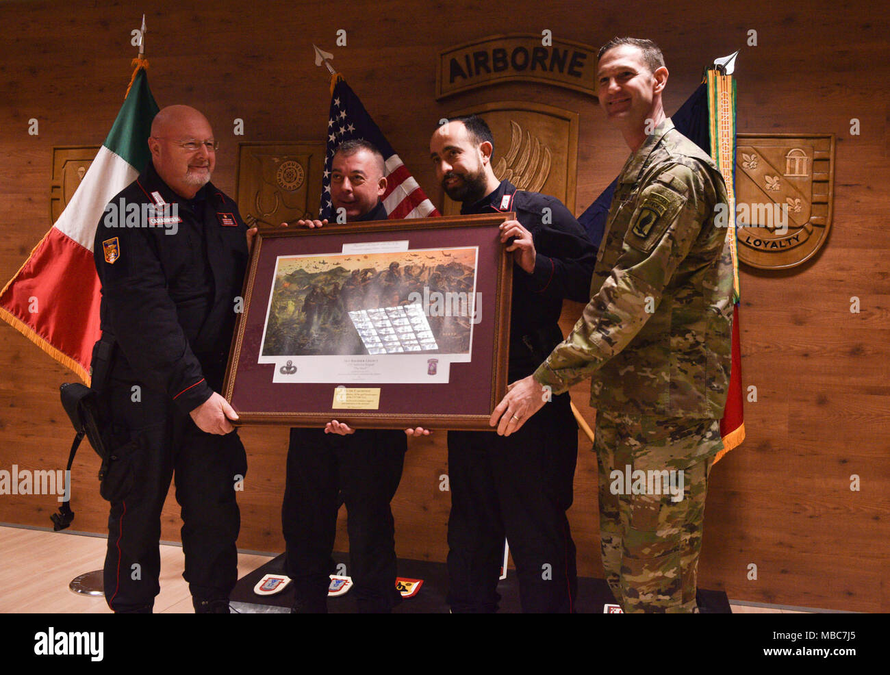 Colonel Jay Bartholomees präsentieren die Carabinieri mit einem eingeschrieben Bild von der Linie der 173Rd Airborne Brigade als Anerkennung für ihre anhaltende Unterstützung des Sky Soldier Mission. Stockfoto