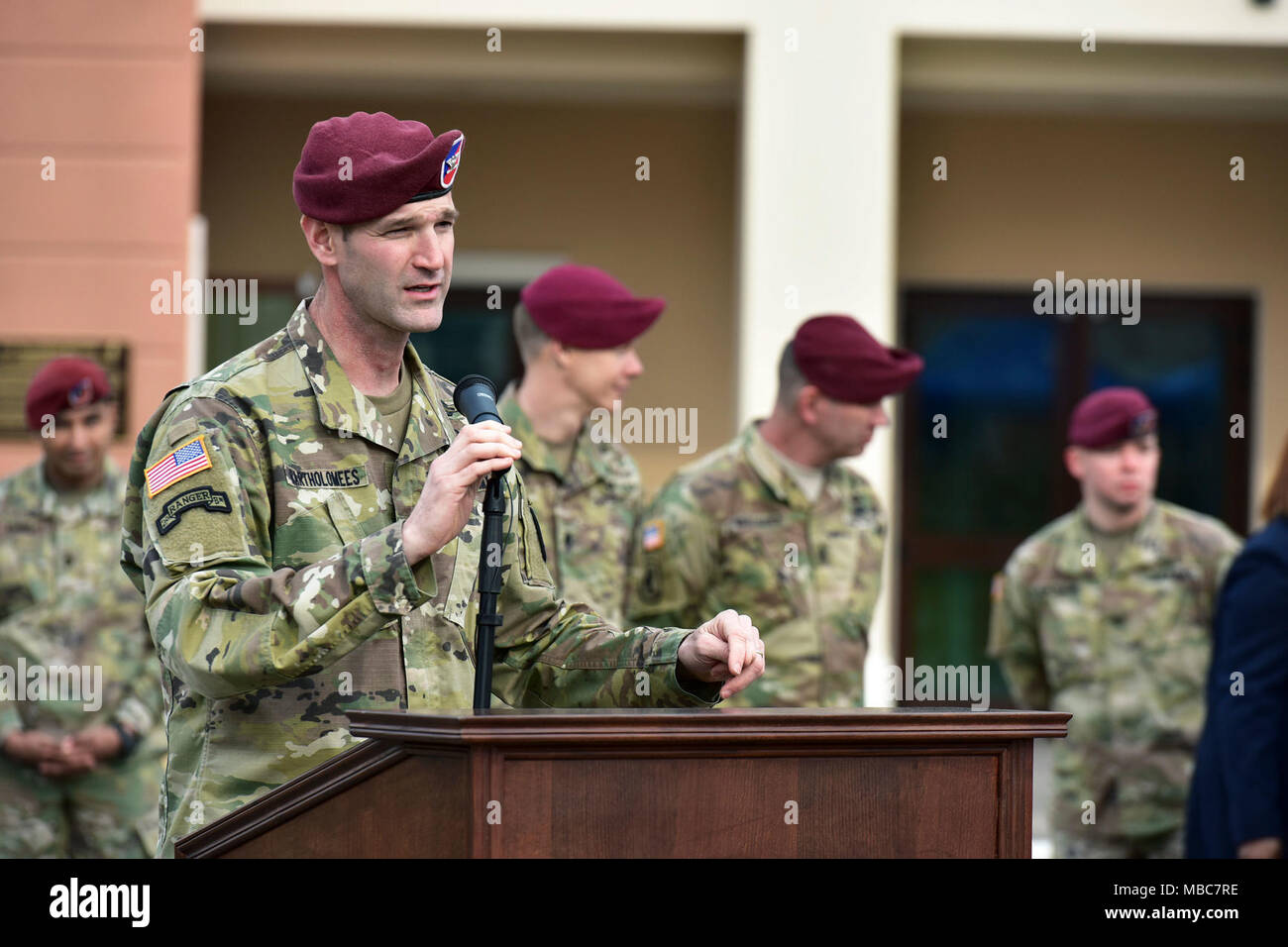 Oberst James B. Bartholomees III, Kommandant der 173Rd Airborne Brigade, spricht während der Experte Infanterist Abzeichen (EIB) Zeremonie an Caserma Del Din, Vicenza, Italien, 15. Febr. 2018. (U.S. Armee Stockfoto