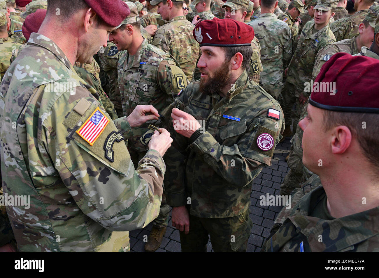 Oberst James B. Bartholomees III, Kommandant der 173Rd Airborne Brigade (Links), stellt die 173Rd Airborne Brigade Schulter sleeve Insignia auf einem Polen Armee Soldat während der Experte Infanterist Abzeichen (EIB) Zeremonie an Caserma Del Din, Vicenza, Italien, 15. Febr. 2018. (U.S. Armee Stockfoto