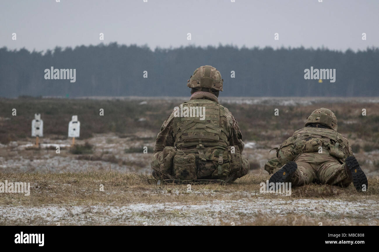 Britische Soldaten mit dem Licht der Praxis Dragoner ihre sharpshooting Fähigkeiten in einem Bereich in der Nähe der Bemowo Piskie, Polen, Jan. 15, 2018. Diese Soldaten sind ein Teil der einzigartigen, multinationalen Battle Group aus USA, Großbritannien, Kroatischen und rumänischen Soldaten, die mit der polnischen 15 mechanisierte Brigade als Abschreckung Kraft im Nordosten Polens zur Unterstützung des NATO-Enhanced vorwärts Präsenz dienen. (U.S. Armee Stockfoto