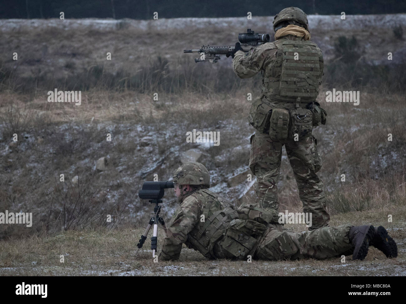 Britische Soldaten mit der leichte Dragoner arbeiten als Team, als sie üben ihre sharpshooting Fähigkeiten in einem Bereich in der Nähe der Bemowo Piskie, Polen, Jan. 15, 2018. Diese Soldaten sind ein Teil der einzigartigen, multinationalen Battle Group aus USA, Großbritannien, Kroatischen und rumänischen Soldaten, die mit der polnischen 15 mechanisierte Brigade als Abschreckung Kraft im Nordosten Polens zur Unterstützung des NATO-Enhanced vorwärts Präsenz dienen. (U.S. Armee Stockfoto