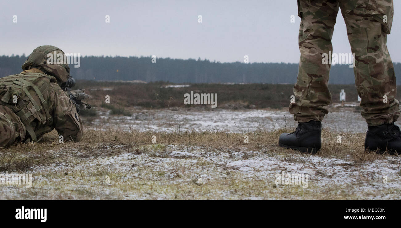 Britische Soldaten mit der leichte Dragoner arbeiten als Team, als sie üben ihre sharpshooting Fähigkeiten in einem Bereich in der Nähe der Bemowo Piskie, Polen, Jan. 15, 2018. Diese Soldaten sind ein Teil der einzigartigen, multinationalen Battle Group aus USA, Großbritannien, Kroatischen und rumänischen Soldaten, die mit der polnischen 15 mechanisierte Brigade als Abschreckung Kraft im Nordosten Polens zur Unterstützung des NATO-Enhanced vorwärts Präsenz dienen. (U.S. Armee Stockfoto