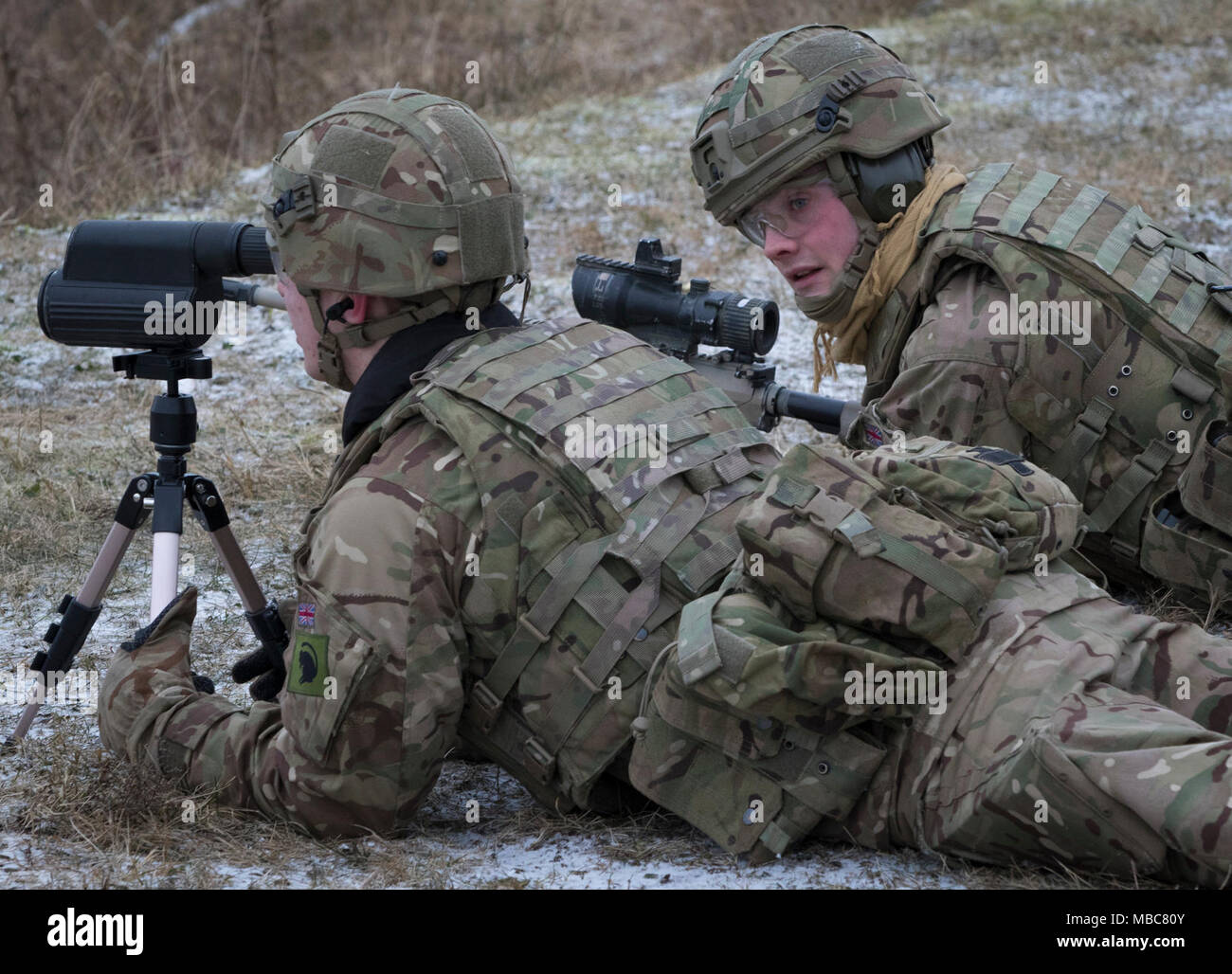 Britische Soldaten mit der leichte Dragoner arbeiten als Team, als sie üben ihre sharpshooting Fähigkeiten in einem Bereich in der Nähe der Bemowo Piskie, Polen, Jan. 15, 2018. Diese Soldaten sind ein Teil der einzigartigen, multinationalen Battle Group aus USA, Großbritannien, Kroatischen und rumänischen Soldaten, die mit der polnischen 15 mechanisierte Brigade als Abschreckung Kraft im Nordosten Polens zur Unterstützung des NATO-Enhanced vorwärts Präsenz dienen. (U.S. Armee Stockfoto