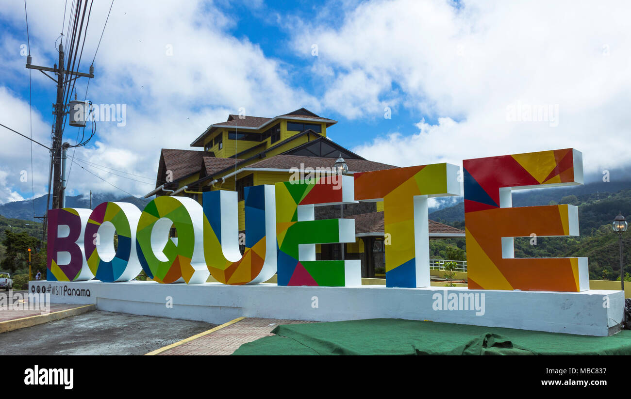 Bunte Stadt Zeichen am Tag nach der Installation vor dem Tourist Office in Boquete, Panama Stockfoto