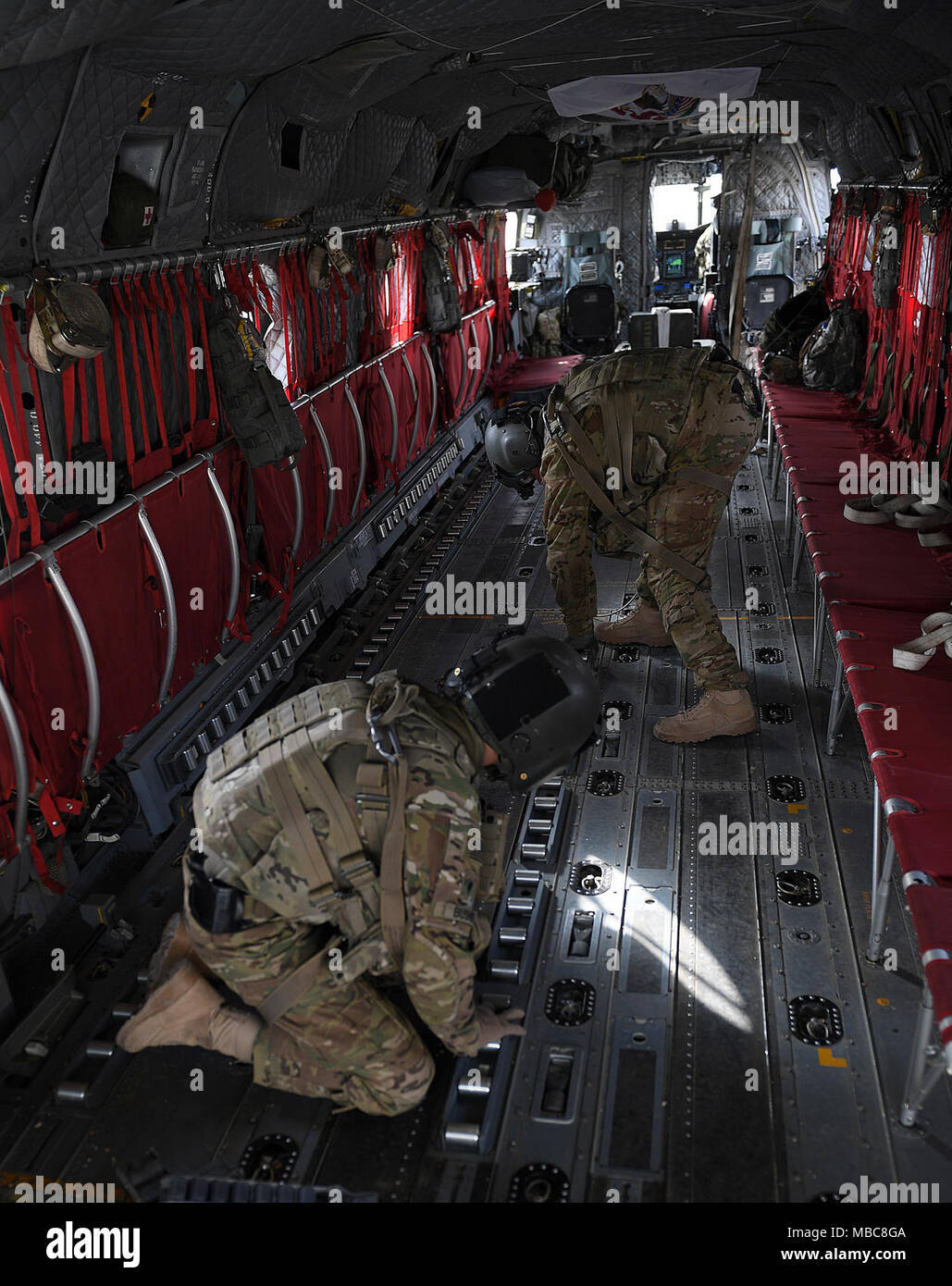 Us-Armee Soldaten bereiten Sie eine CH-47 Chinook, der Aufgabe Frce Marauder, Bravo Company, 2-238 th Allgemeine Unterstützung Aviation Battalion zugewiesen, für die Ladung auf einem Forward Operating Base in Afghanistan, Feb 15, 2018. TF Marauder bietet medevac, Lufttransport, über-watch unterstützen und vorwärts Bewaffnung und Betankung point Operationen für den Zug, beraten, unterstützen und das Kommando - Westen mit Boden Missionen in der Region zu unterstützen. (U.S. Air Force Stockfoto