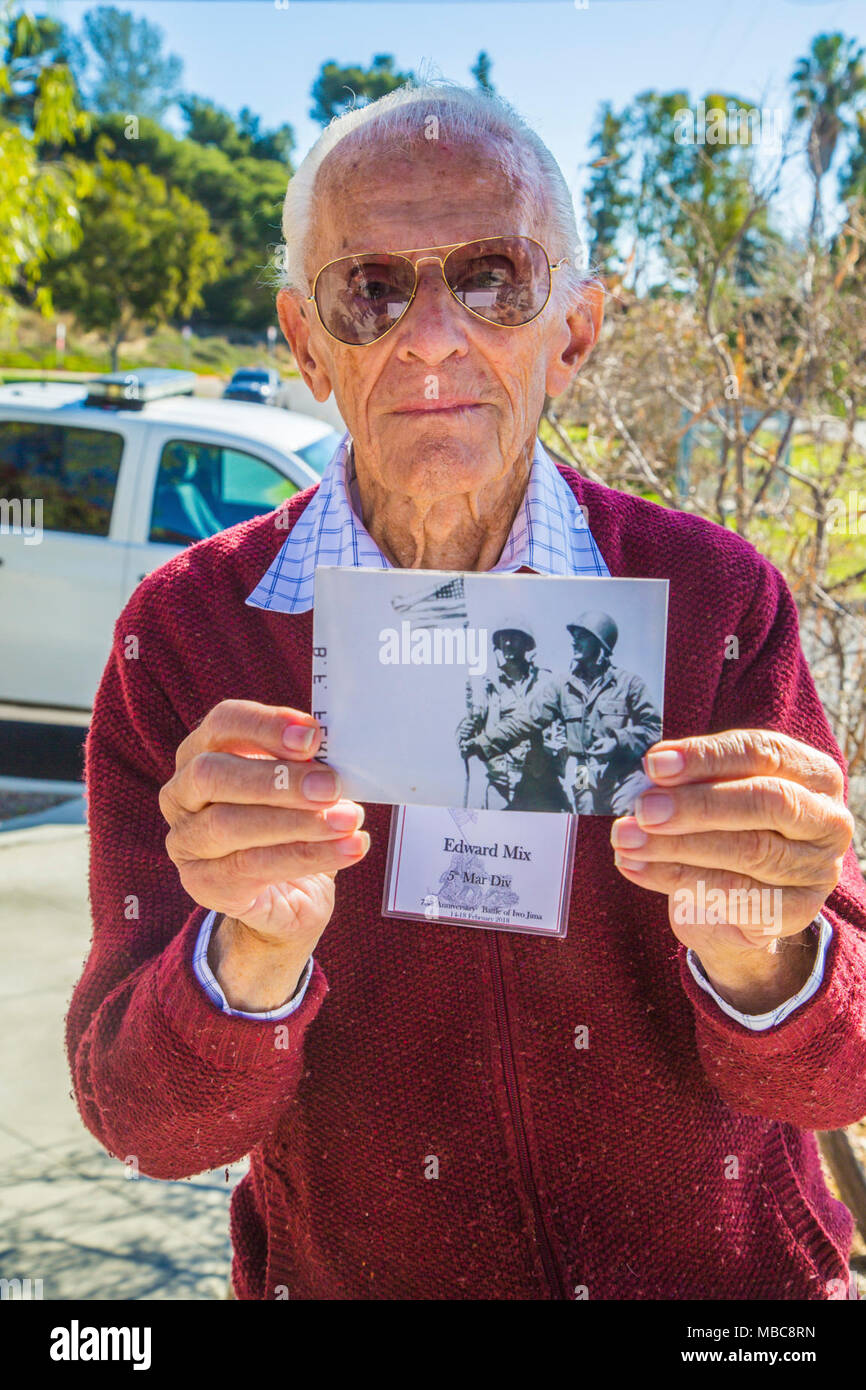 Pensionierte US Marine Corps Sergeant Edward Mix, ein 5. Marine Division Iwo Jima Veteran, Aktien ein Foto während der Schlacht von Iwo Jima in einer Tour der Marine Corps Base Camp Pendleton im Gedenken der 73 d Jahrestag der Schlacht von Iwo Jima, Feb 15, 2018 übernommen. Iwo Jima wurde einem großen Weltkrieg II Kampf, in dem die United States Marine Corps auf und schließlich eroberte die Insel Iwo Jima aus der japanischen kaiserlichen Armee landete. Veteranen der Schlacht und ihre Familienmitglieder wurden in Camp Pendleton eingeladen für eine Tour, welche eine spezielle Reaktion team Static Display, Mahlzeit bereit, Stockfoto