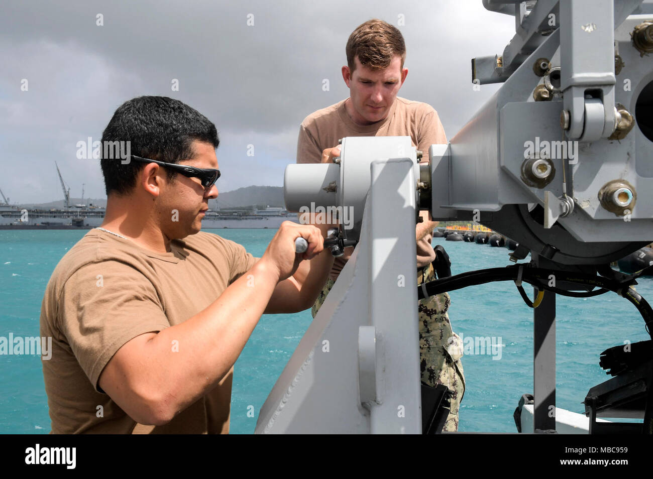 Chief's Gunner Mate John zuniga und Elektronik Techniker 1. Klasse Ryan Christian, sowohl an die in den Küstenzonen Riverine Group (CRG) 1, Det zugeordnet. Guam, montieren Sie einen mobilen Kran für Wartung auf ein Mark VI Patrouillenschiff während der Routinemäßigen operations onboard Naval Base Guam, Feb 15, 2018. CRG-1 Det. Guam ist zum Kommandanten, Task Force 75, die primäre Expeditionary task force verantwortlich für die Planung und Ausführung der Küstengebiete Riverine operations, Beseitigung von Explosivstoffen, tauchen Engineering und Bau zugeordnet und Unterwasser Bau in den USA 7 Flotte Bereich der Operationen. (U.S. Marine Comba Stockfoto