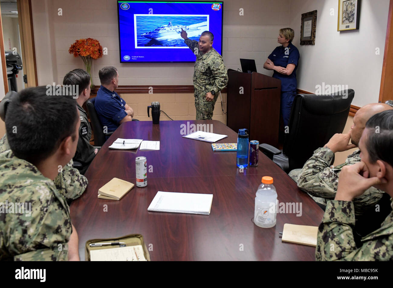 Lt.Cmdr. Paul Duenas, an die in den Küstenzonen Riverine Gruppe 1, Det zugeordnet. Guam, beschreibt top-side Hindernisse auf dem Mark VI Patrouillenschiff zu Hubschrauber Meer Combat Squadron 25 während einer Tisch- Übung, die Interoperabilität für einen gemeinsamen Such- und Rettungsaktion, Jan. 16, 2018 zu demonstrieren. CRG-1 Det. Guam ist zum Kommandanten, Task Force 75, die primäre Expeditionary task force verantwortlich für die Planung und Ausführung der Küstengebiete Riverine operations, Beseitigung von Explosivstoffen, tauchen Engineering und Bau zugeordnet und Unterwasser Bau in den USA 7 Flotte Bereich der Operationen. (U.S. Stockfoto