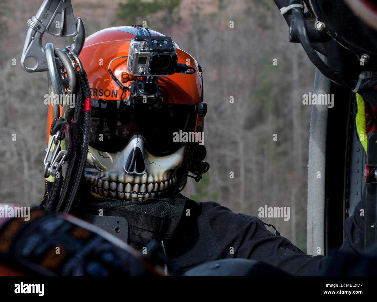 Emerson Kovalanchik, S.C. Hubschrauber Aquatic Rescue Team, verlässt eine UH-60 Black Hawk während der Gemeinsamen helicopter Rescue hoist Training mit Alpha Company, 1-111 th Aviation Battalion, S.C. Nationalgarde während der PATRIOT South 2018, Camp Shelby, Hattiesburg, Fräulein, Feb 15, 2018. PATRIOT ist ein inländischer Operations Training übung durch die Nationalgarde gefördert, die auf das Verständnis der Koordinierung, Richtlinien und Verfahren bei der Durchführung einer gemeinsamen Inter-Agency inländischen Reaktion erforderlich ist. (U.S. Air National Guard Stockfoto