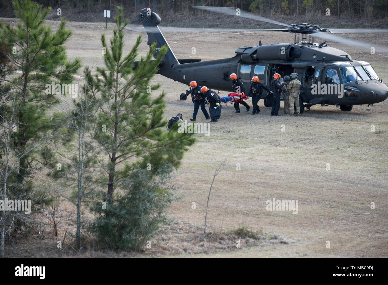 Mitglieder des S.C. Hubschrauber Aquatic Rescue Team offload einen simulierten Unfall von einem UH-60 Black Hawk während der Gemeinsamen helicopter Rescue hoist Training mit Alpha Company, 1-111 th Aviation Battalion, S.C. Nationalgarde während der PATRIOT South 2018, Camp Shelby, Hattiesburg, Fräulein, Feb 15, 2018. PATRIOT ist ein inländischer Operations Training übung durch die Nationalgarde gefördert, die auf das Verständnis der Koordinierung, Richtlinien und Verfahren bei der Durchführung einer gemeinsamen Inter-Agency inländischen Reaktion erforderlich ist. (U.S. Air National Guard Stockfoto