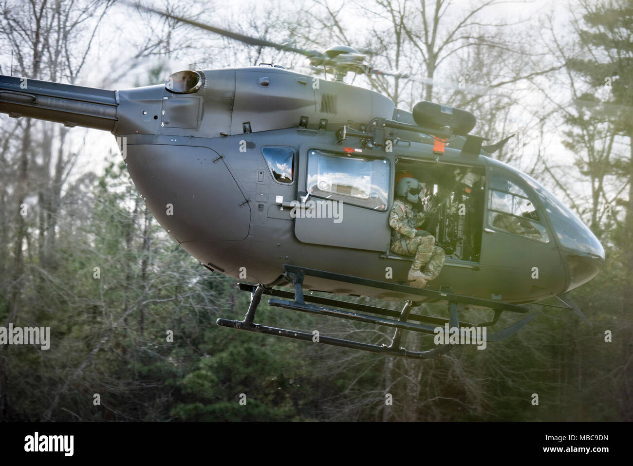 UH-72A Lakota mit Mitglieder des S.C. Hubschrauber Aquatic Rescue Team und S.C. nationale Schutz nimmt nach Abladen simulierten Verluste während einer gemeinsamen Helicopter rescue hoist Training während der PATRIOT South 2018, Camp Shelby, Hattiesburh, Fräulein, Feb 15, 2018. PATRIOT ist ein inländischer Operations Training übung durch die Nationalgarde gefördert, die auf das Verständnis der Koordinierung, Richtlinien und Verfahren bei der Durchführung einer gemeinsamen Inter-Agency inländischen Reaktion erforderlich ist. (U.S. Air National Guard Stockfoto