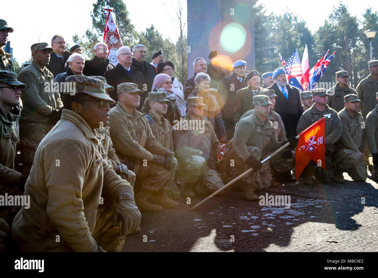 Die Soldaten der Firma C, 82nd Brigade Engineer Battalion, 2nd Armored Brigade Combat Team, 1.Infanterie Division, und ein Kollektiv von polnischen Familien und Veteranen posieren für ein Foto Nach dem Festakt zum 73. Jahrestag der Schlacht von Zagan außerhalb des Stalag Luft III Gefangene Camp Museum in Zagan, Polen am 13.02.16., 2018. Die US-Soldaten nahmen an der Veranstaltung teil polnisch-amerikanischen Beziehungen während der Bereitstellung zu stärken, Unterstützung der Atlantischen lösen. (U.S. Armee Stockfoto