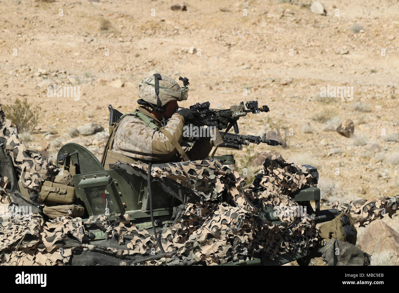 FORT IRWIN, Calif.-US-Marines (Gast Blackhorse) vom 2. Light Armored Reconnaissance Bataillon, Camp Lejeune, N.C. verteidigt ihre Position gegen angreifende Elemente der 3rd Cavalry Regiment, von Fort Hood, Texas. Feb.16, 2018 in der Nähe der Eisernen Dreieck, National Training Center. Diese Phase des Kampfes gegen die "Brave Gewehre "Brigade Fähigkeit Terrain gegen eine in der Nähe von-peer Gegner zu verteidigen. (U.S. Armee Stockfoto