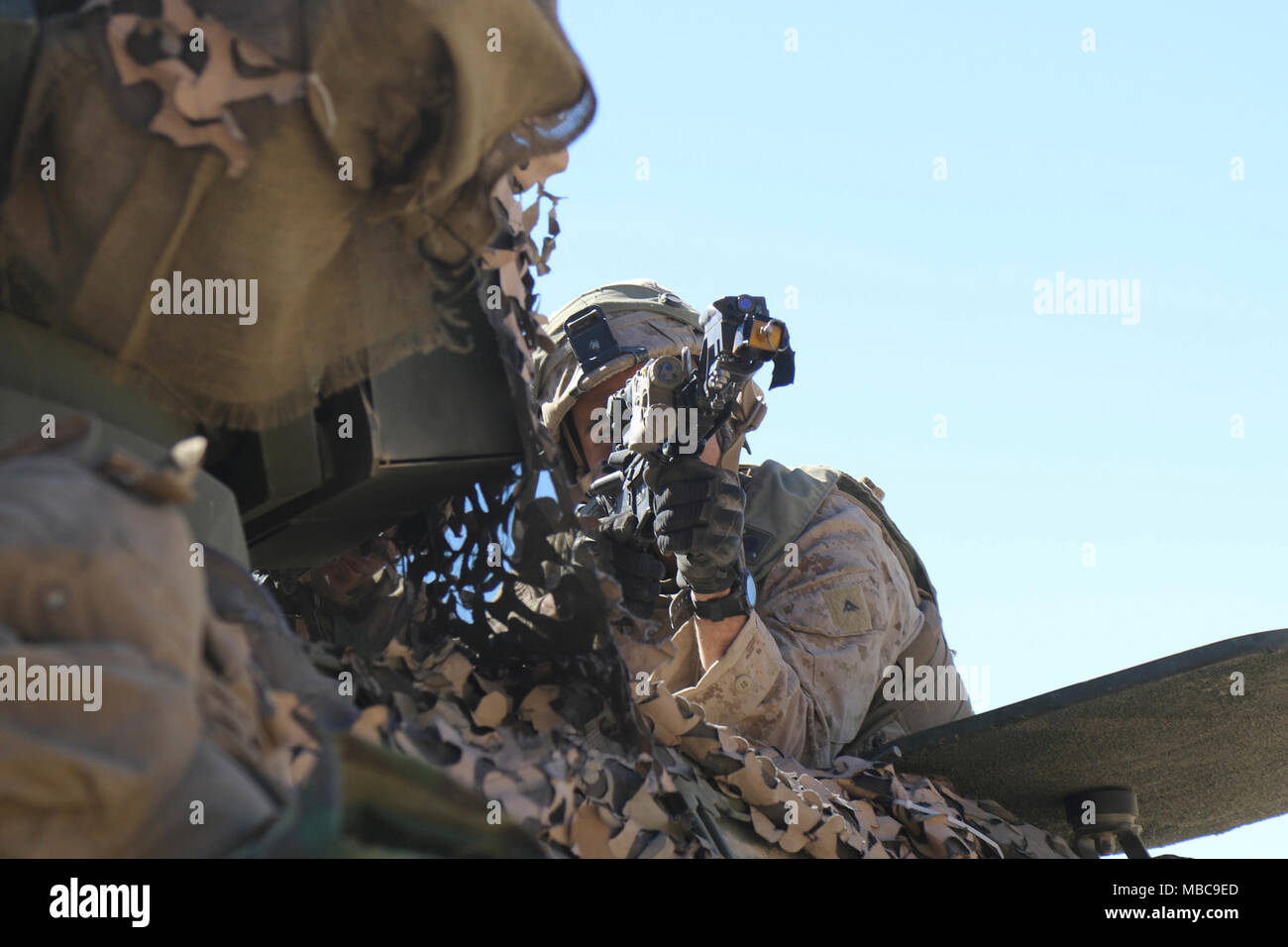 FORT IRWIN, Calif.-US-Marines (Gast Blackhorse) vom 2. Light Armored Reconnaissance Bataillon, Camp Lejeune, N.C. verteidigt ihre Position gegen angreifende Elemente der 3rd Cavalry Regiment, von Fort Hood, Texas. Feb.16, 2018 in der Nähe der Eisernen Dreieck, National Training Center. Diese Phase des Kampfes gegen die "Brave Gewehre "Brigade Fähigkeit Terrain gegen eine in der Nähe von-peer Gegner zu verteidigen. (U.S. Armee Stockfoto