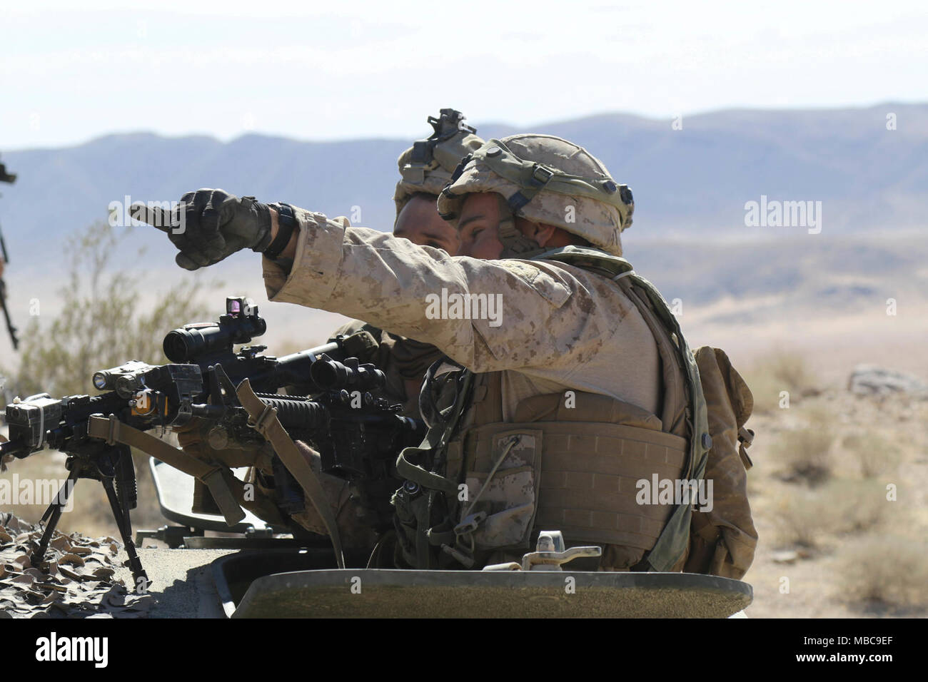 FORT IRWIN, Calif.-US-Marines (Gast Blackhorse) vom 2. Light Armored Reconnaissance Bataillon, Camp Lejeune, N.C. verteidigt ihre Position gegen angreifende Elemente der 3rd Cavalry Regiment, von Fort Hood, Texas. Feb.16, 2018 in der Nähe der Eisernen Dreieck, National Training Center. Diese Phase des Kampfes gegen die "Brave Gewehre "Brigade Fähigkeit Terrain gegen eine in der Nähe von-peer Gegner zu verteidigen. (U.S. Armee Stockfoto