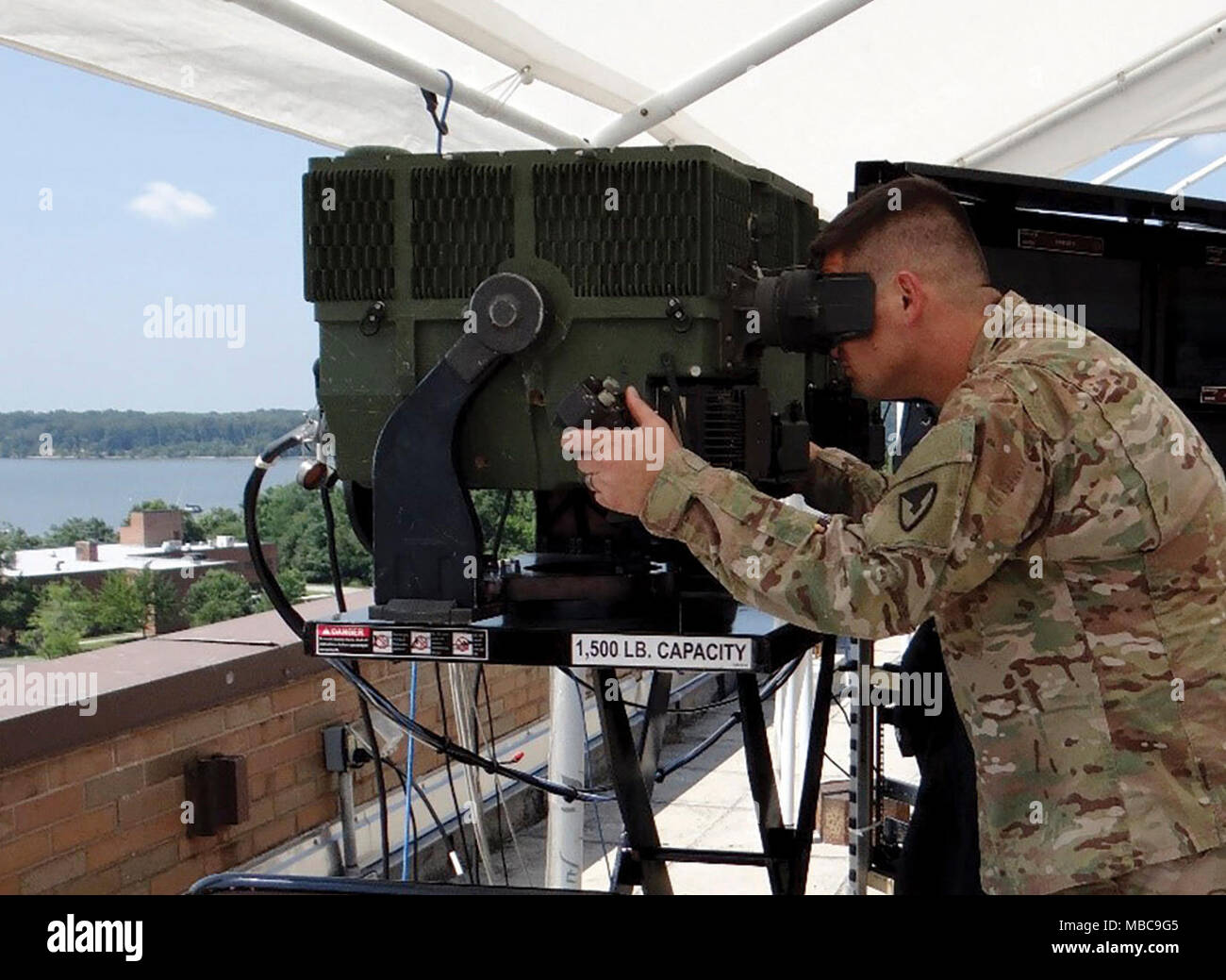 Ein Soldat auf die Fähigkeiten der 3. Generation FLIR. Dritte Gen FLIR ermöglicht eine höhere Geschwindigkeit, Präzision und Reichweite in der Zielgruppe und verspricht, das volle Potenzial von Infrarot-thermographien. (U.S. Armee Stockfoto