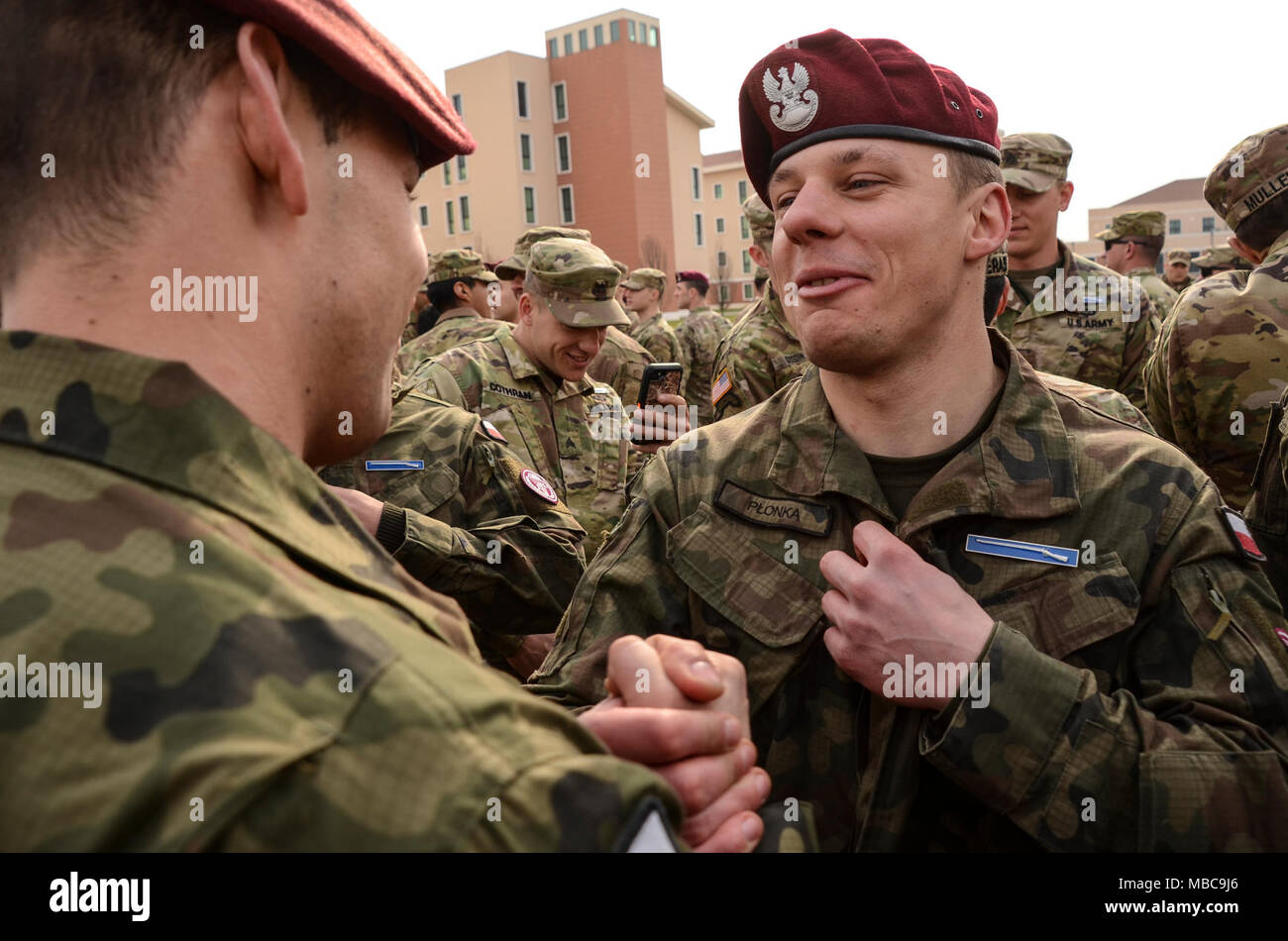 Polnischen Fallschirmjäger gratulieren einander für das Erwerben der US Army Expert Infanterist Abzeichen an der 173rd Airborne Brigade. Stockfoto