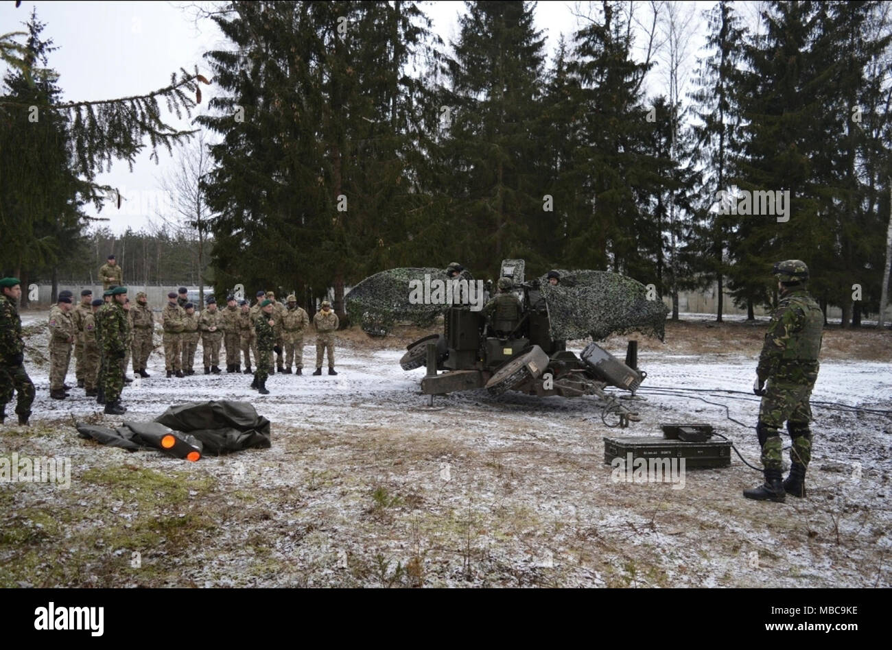 Rumänische Soldaten der Armee im Rahmen der Luftverteidigung Loslösung" Schwarz Fledermäuse" zum Battle Group Polen und britische Soldaten zugeordnet Battle Group Estland Zug auf dem 35-mm-Kanone als Teil einer gemeinsamen Air Defence Training in der Nähe von bemowo Piskie, Polen, Jan. 16, 2018. Die Battle Group Polen ist ein einzigartiges, multinationalen Battle Group besteht aus USA, Großbritannien, Kroatischen und rumänischen Soldaten, die mit der polnischen 15 mechanisierte Brigade als Abschreckung Kraft im Nordosten Polens zur Unterstützung des NATO-Enhanced vorwärts Präsenz dienen. Stockfoto