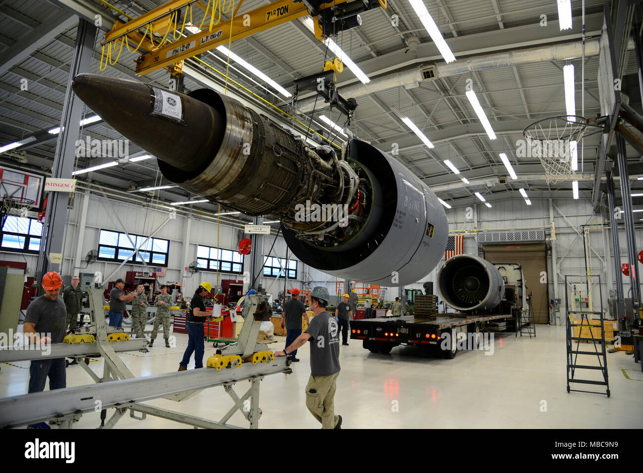 Mitglieder der 436th Maintenance Squadron zusehen, wie der letzte ...