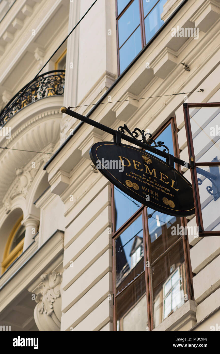 Die Zeichen außerhalb des berühmten Café Demel am Kohlmarkt in Wien, Österreich. Stockfoto