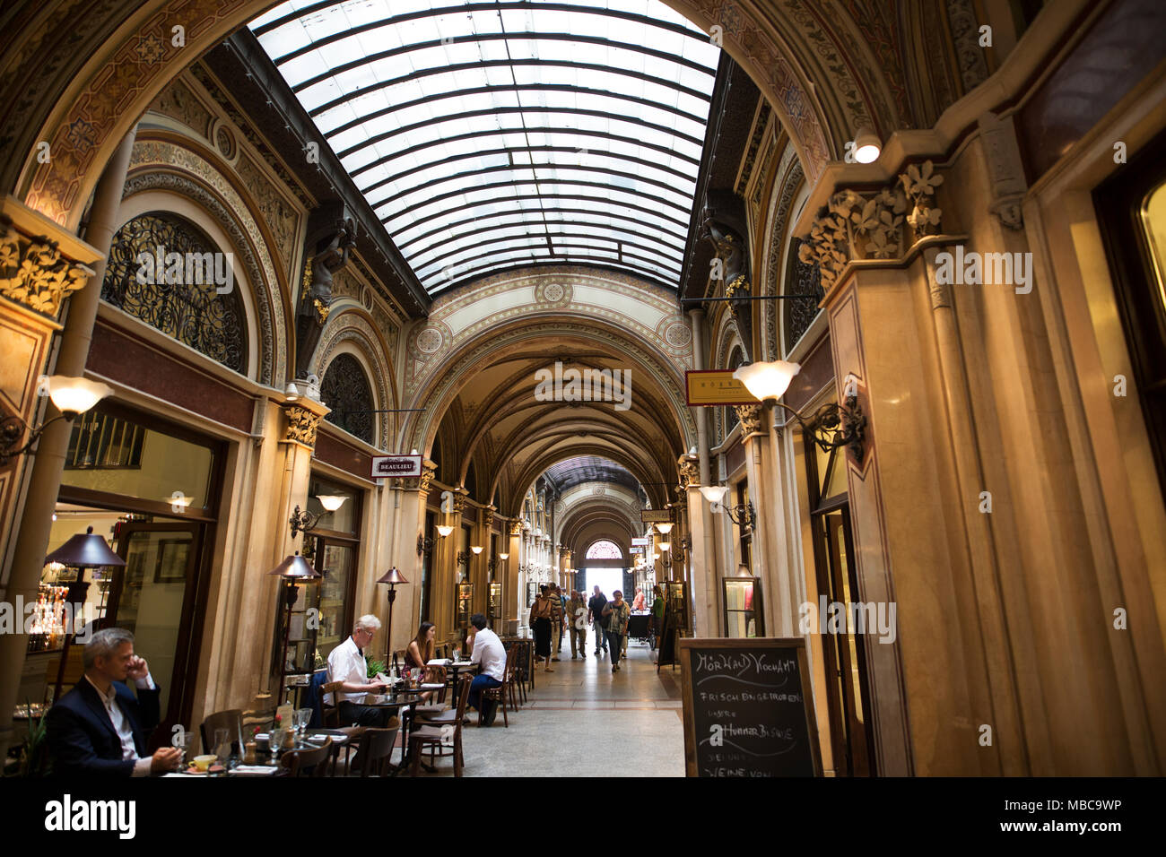 Läden in der Passage Freyung, eine shopping Gasse in Wien, Österreich. Stockfoto