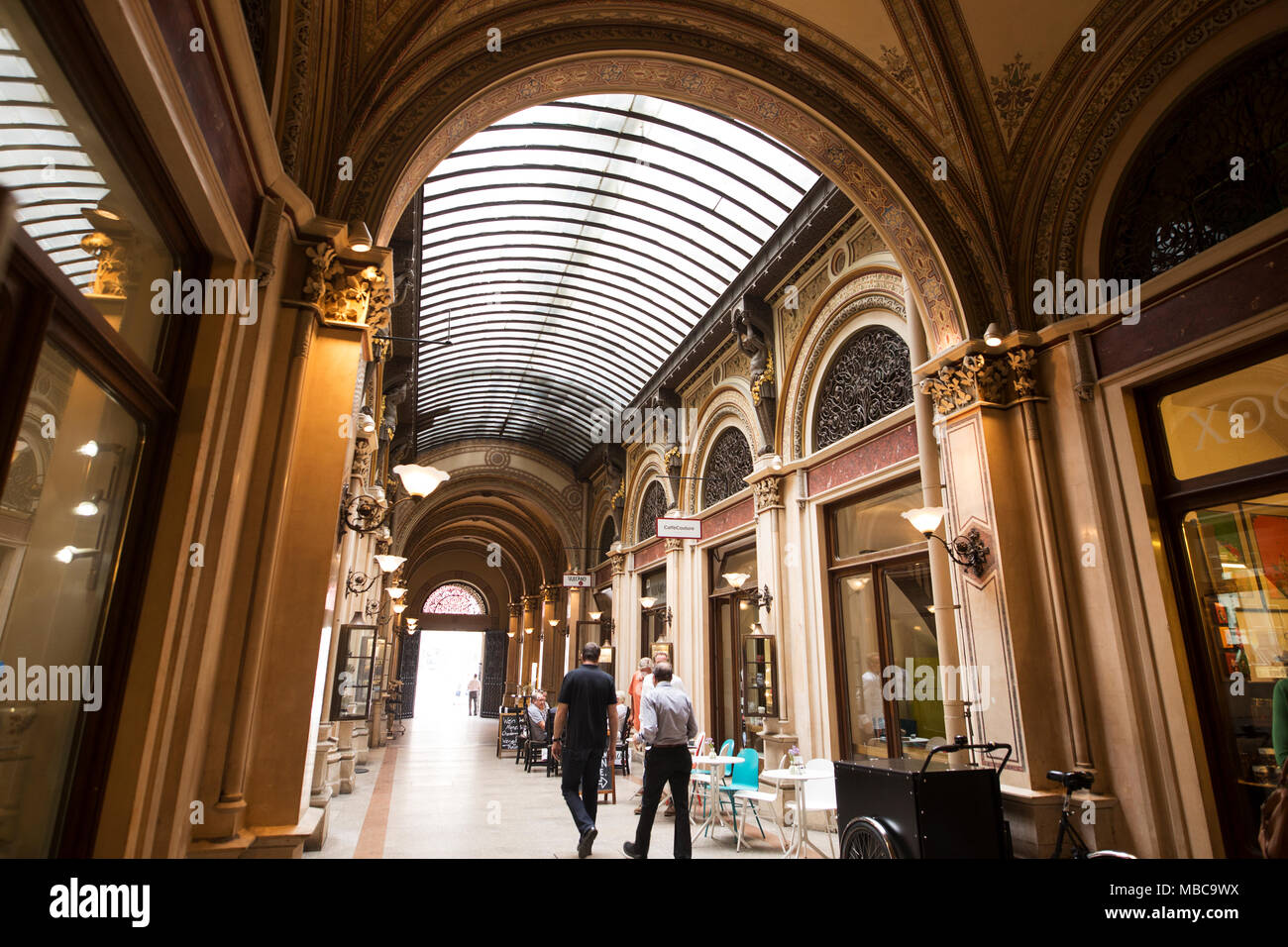 Läden in der Passage Freyung, eine shopping Gasse in Wien, Österreich. Stockfoto