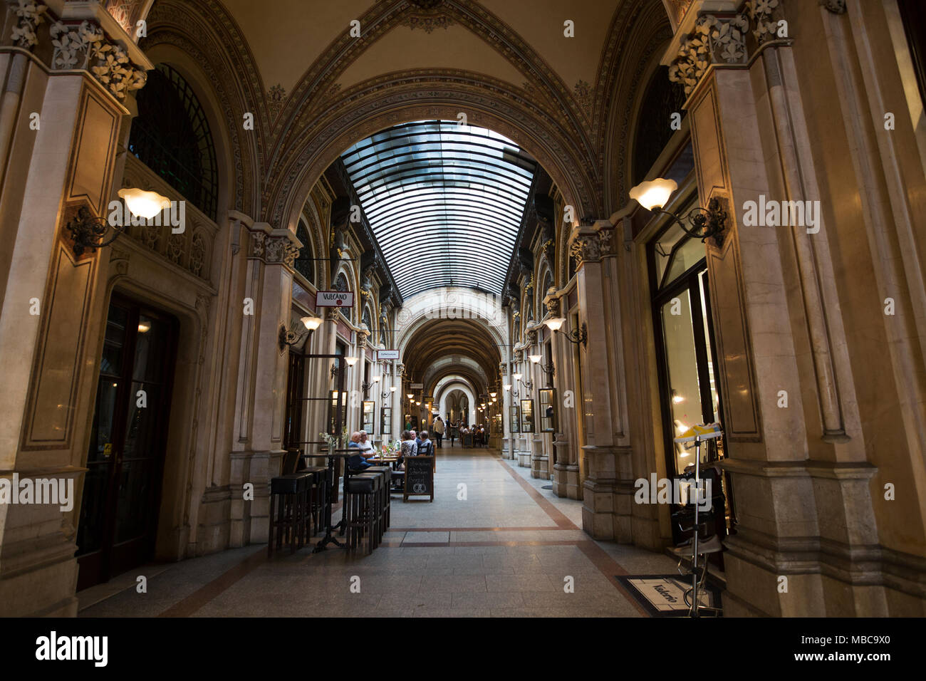 Läden in der Passage Freyung, eine shopping Gasse in Wien, Österreich. Stockfoto