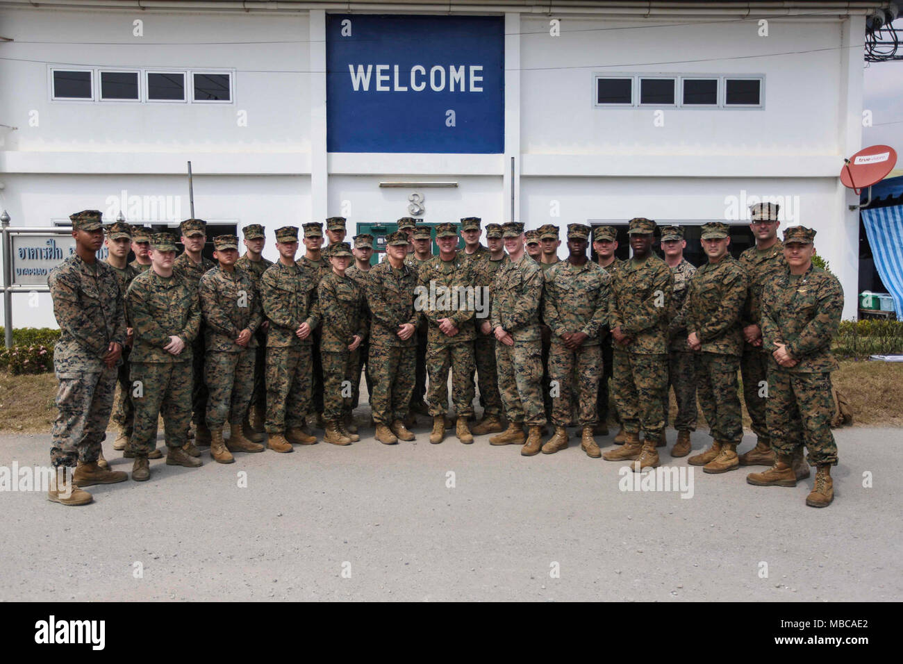 Kommandant des Marine Corps Gen. Robert B. Neller und Sergeant Major des Marine Corps Sgt. Maj. Ronald L. Grün posieren für ein Foto mit Squadron 103 auf die Königlich Thailändische Marine Flugplatz U-Tapao, Thailand, Jan. 17, 2018. Neller und Grün waren es Schriftsatz über die Noncombatant Evakuierung (NEO) und die Rettung von japanischen Staatsangehörigen im Ausland (RJNO) Übung zu hören. (U.S. Marine Corps Stockfoto