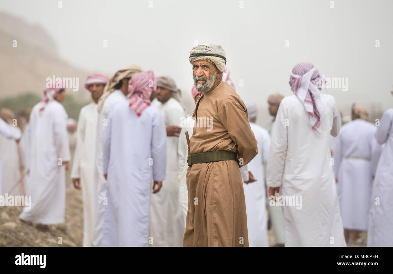 Khadal, Oman, April 7th, 2018: Alte omanische Mann in einer Landschaft Stockfoto