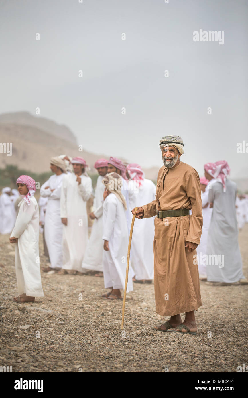Khadal, Oman, April 7th, 2018: Alte omanische Mann in einer Landschaft Stockfoto