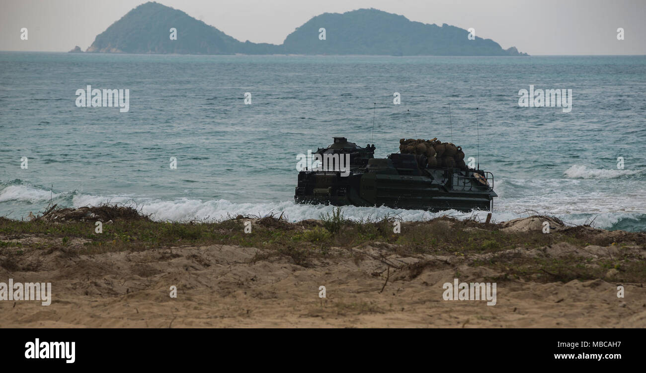 Us-Marines, 3. Marine Division zugeordnet, leiten eine amphibische Landung in Amphibisches Fahrzeuge von der USS BONHOMME RICHARD (LHD 6) Auf zum Hat Yao Strand, Provinz Rayong, Königreich Thailand, Februar 17, 2018 während der Übung Cobra Gold 2018. Die amphibische Operation die Stärke der US-amerikanischen und alliierten Nationen. Cobra Gold 18, ein US-Thai-led-übung, fährt durch Feb.23 mit sieben volle teilnehmenden Nationen. (U.S. Marine Corps Stockfoto