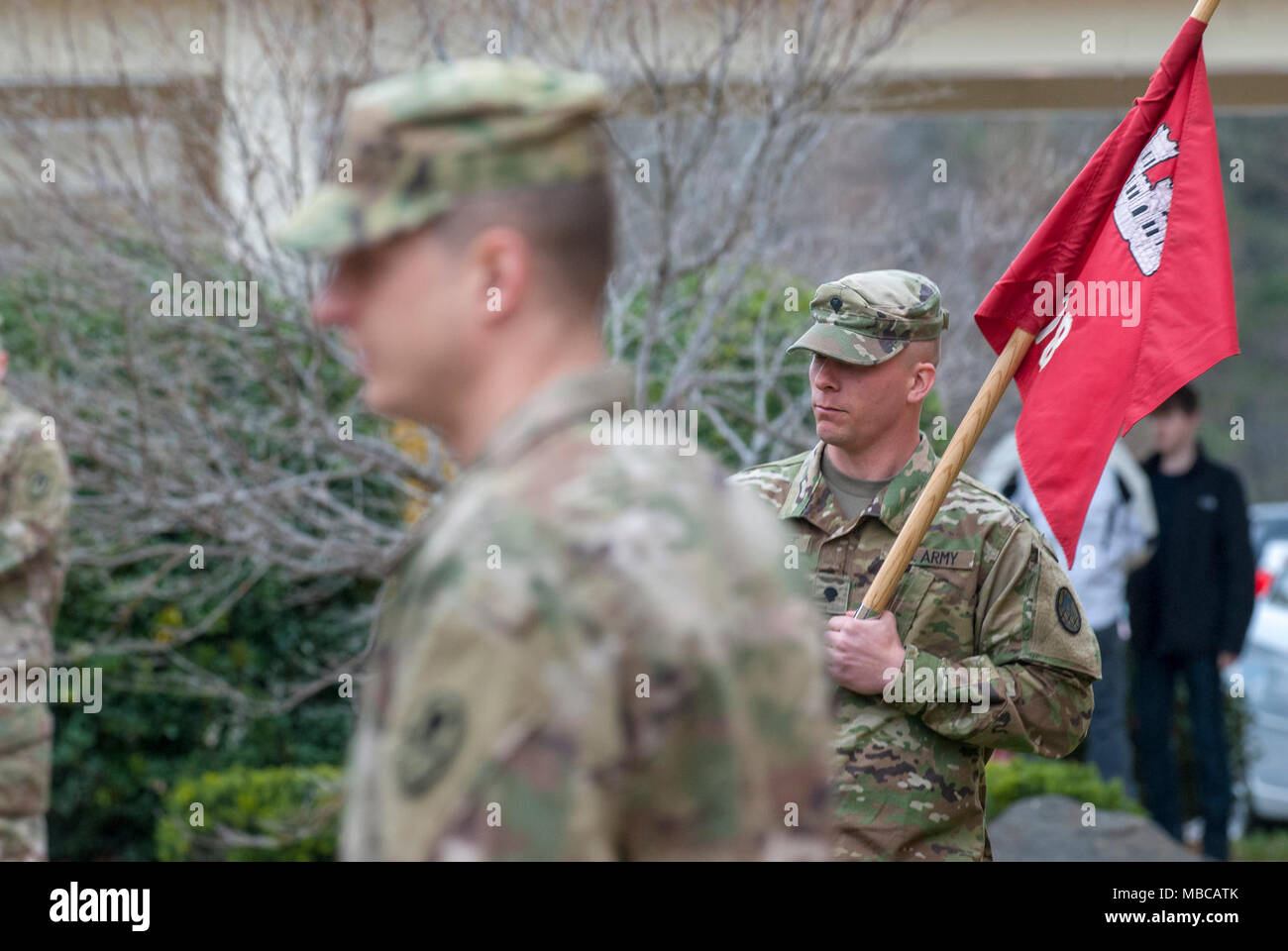 Die Nord-carolina Army National Guard führte eine Bereitstellung Zeremonie für 878Th 130 Manöver der Erweiterung Feuerwehr Ingenieur Unternehmen Februar 17, 2018 am King's Mountain High School, King's Mountain, N.C.. Stockfoto