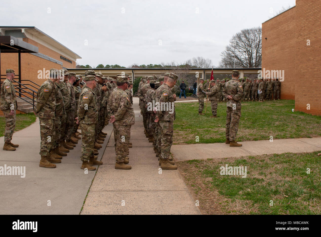 Die Nord-carolina Army National Guard führte eine Bereitstellung Zeremonie für 878Th 130 Manöver der Erweiterung Feuerwehr Ingenieur Unternehmen Februar 17, 2018 am King's Mountain High School, King's Mountain, N.C.. Stockfoto
