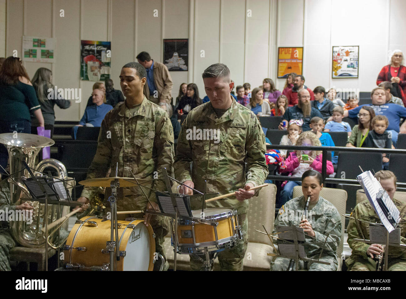 Die Nord-carolina Army National Guard führte eine Bereitstellung Zeremonie für 878Th 130 Manöver der Erweiterung Feuerwehr Ingenieur Unternehmen Februar 17, 2018 am King's Mountain High School, King's Mountain, N.C.. Stockfoto