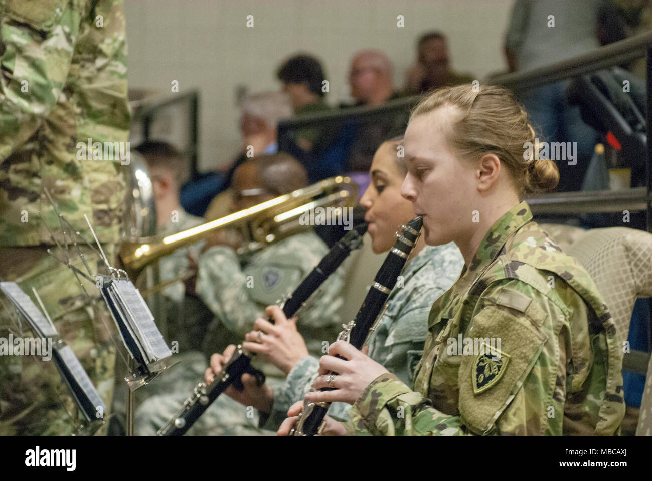 Soldaten aus der 440th Army Band liefern den Soundtrack zu Mobilisierung Zeremonie des 878Th Engineer Unternehmen Februar 17, 2018 am King's Mountain High School in King's Mountain, N.C. Mehr als 150 Soldaten des 878Th sind schiefergedeckt für neun bis zwölf Monate zur Unterstützung der Operation inhärenten Lösung bereitstellen. Stockfoto