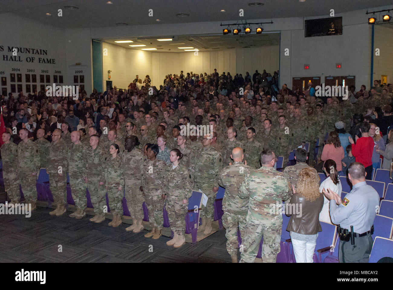 Eine gepackte Auditorium applaudiert, als Soldaten des 878Th Engineer Unternehmen ihre Sitze während der Mobilisierung Zeremonie des Gerät Februar 17, 2018 am King's Mountain High School in King's Mountain, N.C. nehmen Die 878Th hat eine lange Geschichte von Service zu seinen Staat und Land einschließlich Hurrikan Hilfsaktionen zu Hause und Bereitstellungen in Übersee. Stockfoto