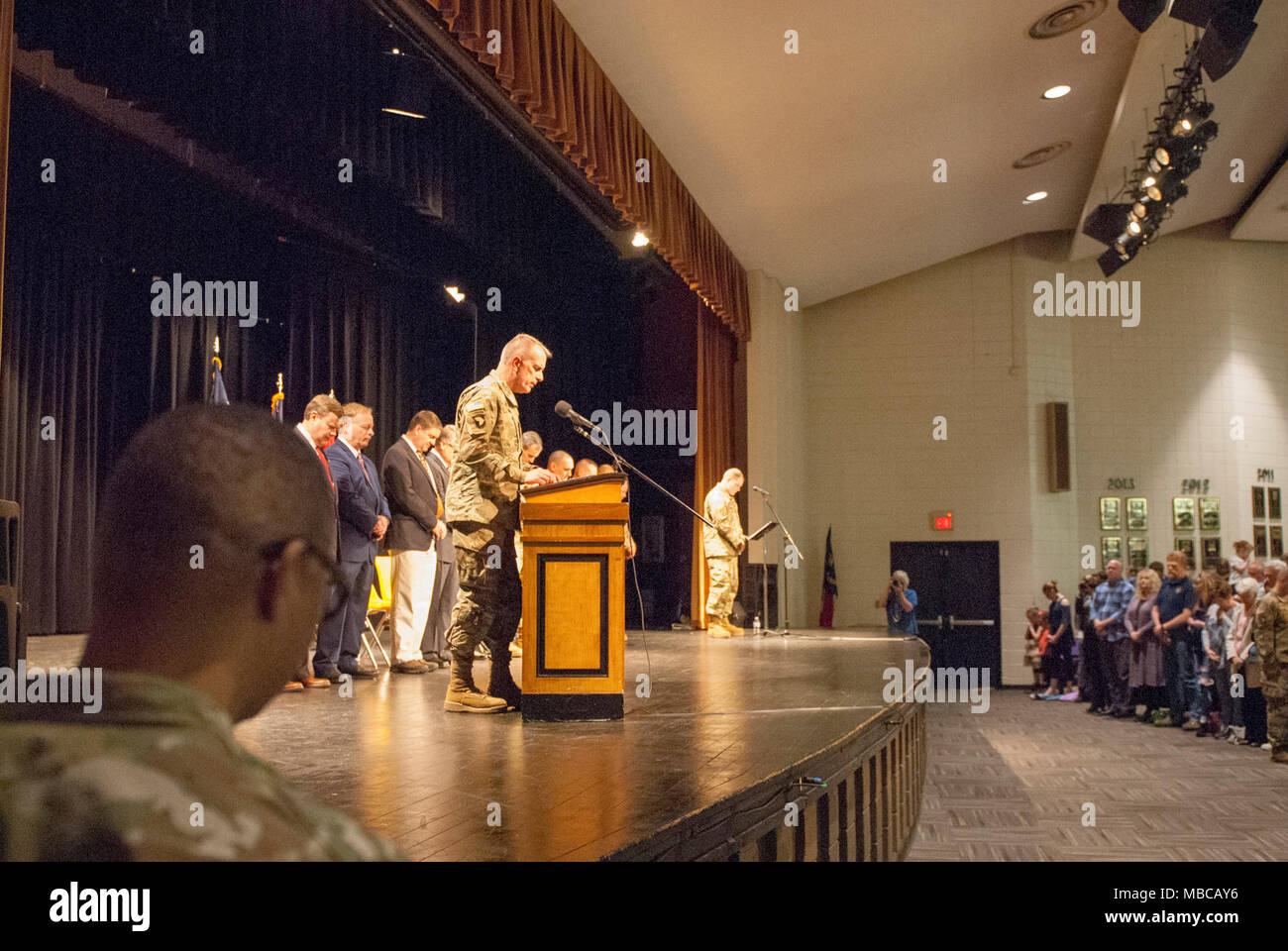 Die Nord-carolina Army National Guard führte eine Bereitstellung Zeremonie für 878Th 130 Manöver der Erweiterung Feuerwehr Ingenieur Unternehmen Februar 17, 2018 am King's Mountain High School, King's Mountain, N.C.. Stockfoto