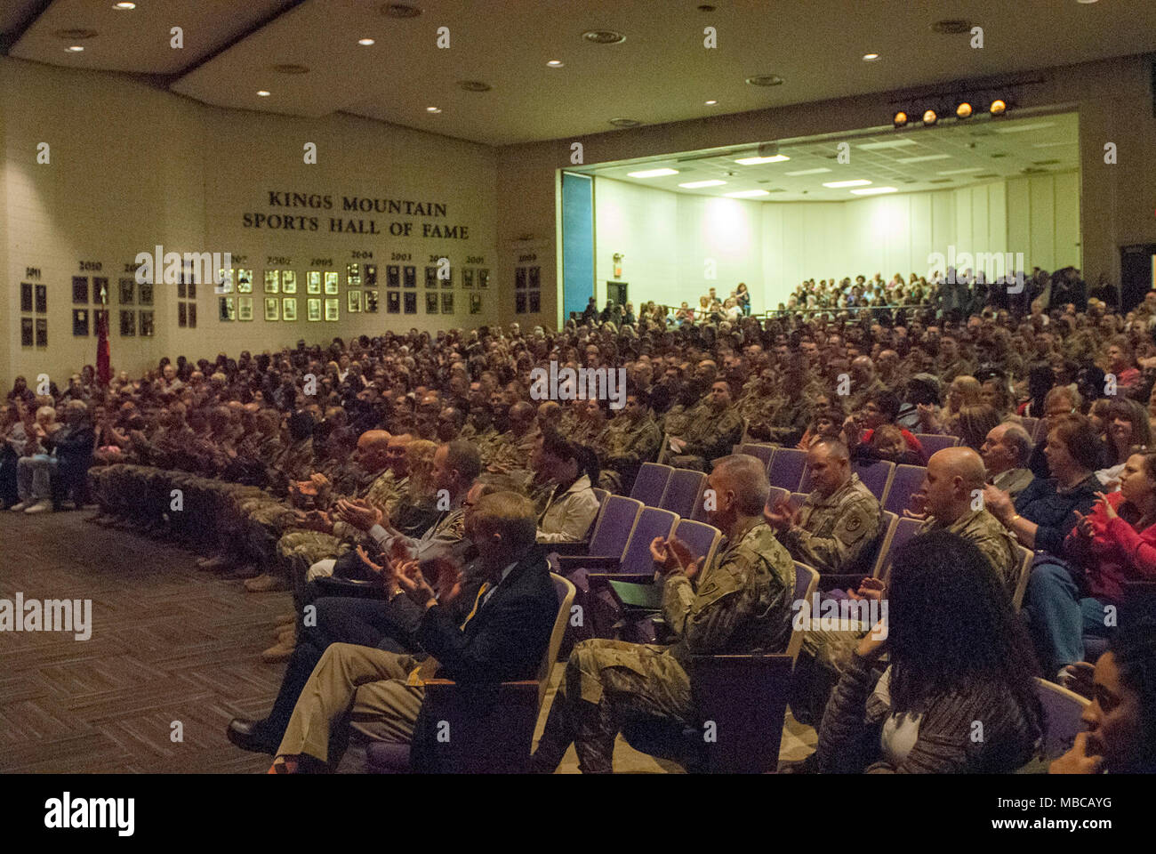 Die Nord-carolina Army National Guard führte eine Bereitstellung Zeremonie für 878Th 130 Manöver der Erweiterung Feuerwehr Ingenieur Unternehmen Februar 17, 2018 am King's Mountain High School, King's Mountain, N.C.. Stockfoto