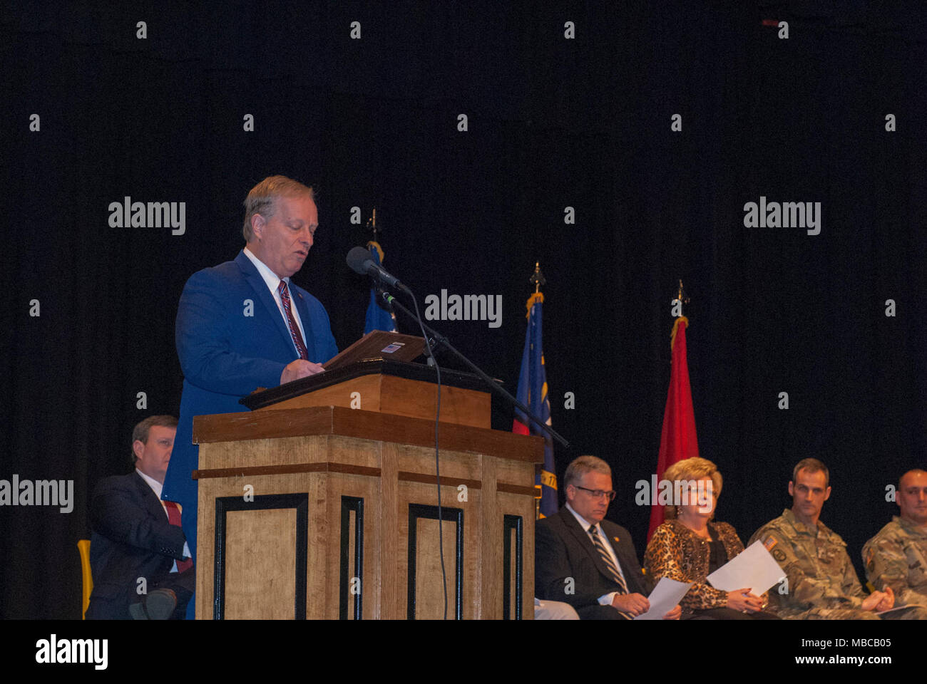 Die Nord-carolina Army National Guard führte eine Bereitstellung Zeremonie für 878Th 130 Manöver der Erweiterung Feuerwehr Ingenieur Unternehmen Februar 17, 2018 am King's Mountain High School, King's Mountain, N.C.. Stockfoto