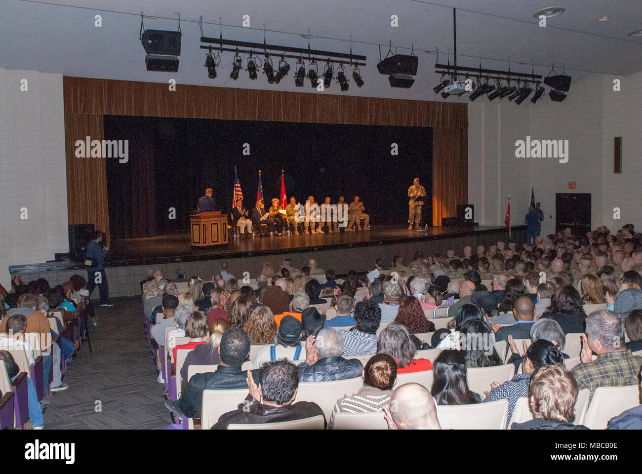 Die Nord-carolina Army National Guard führte eine Bereitstellung Zeremonie für 878Th 130 Manöver der Erweiterung Feuerwehr Ingenieur Unternehmen Februar 17, 2018 am King's Mountain High School, King's Mountain, N.C.. Stockfoto