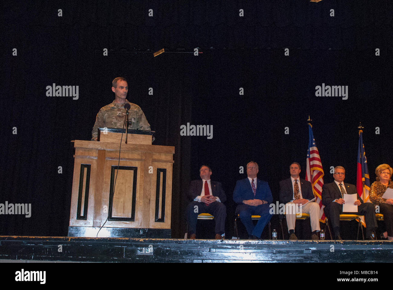 Die Nord-carolina Army National Guard führte eine Bereitstellung Zeremonie für 878Th 130 Manöver der Erweiterung Feuerwehr Ingenieur Unternehmen Februar 17, 2018 am King's Mountain High School, King's Mountain, N.C.. Stockfoto