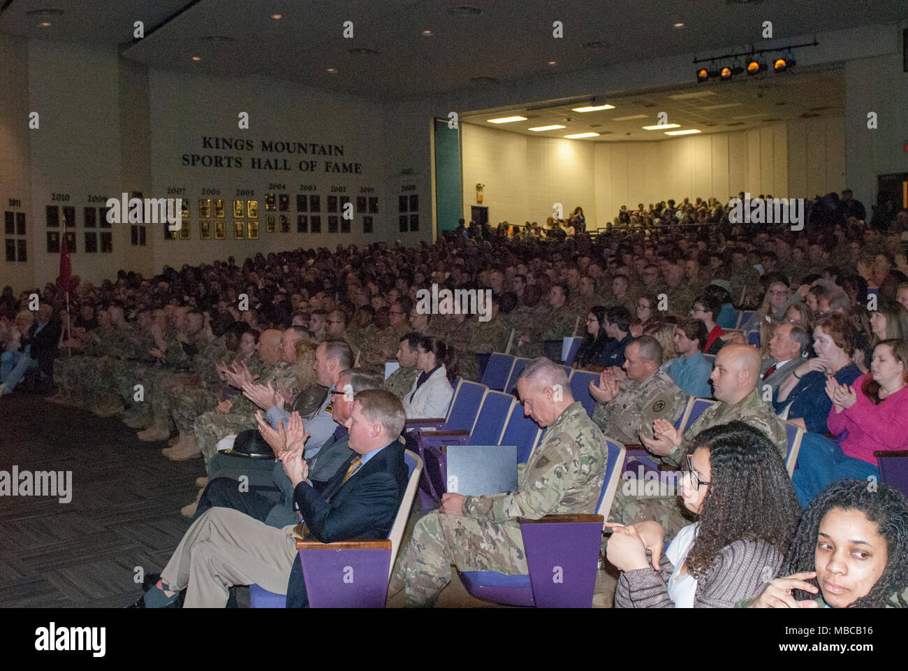 Die Nord-carolina Army National Guard führte eine Bereitstellung Zeremonie für 878Th 130 Manöver der Erweiterung Feuerwehr Ingenieur Unternehmen Februar 17, 2018 am King's Mountain High School, King's Mountain, N.C.. Stockfoto