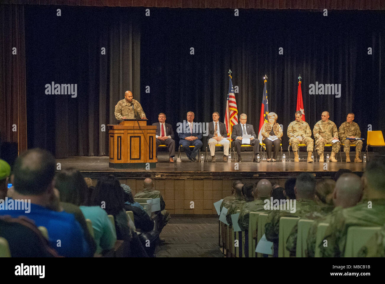 Die Nord-carolina Army National Guard führte eine Bereitstellung Zeremonie für 878Th 130 Manöver der Erweiterung Feuerwehr Ingenieur Unternehmen Februar 17, 2018 am King's Mountain High School, King's Mountain, N.C.. Stockfoto