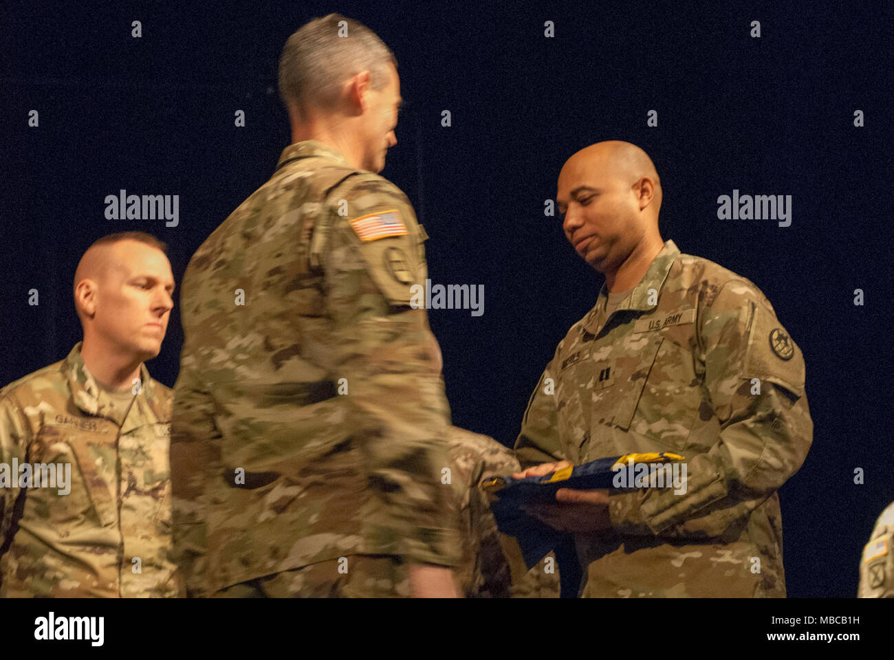Die Nord-carolina Army National Guard führte eine Bereitstellung Zeremonie für 878Th 130 Manöver der Erweiterung Feuerwehr Ingenieur Unternehmen Februar 17, 2018 am King's Mountain High School, King's Mountain, N.C.. Stockfoto