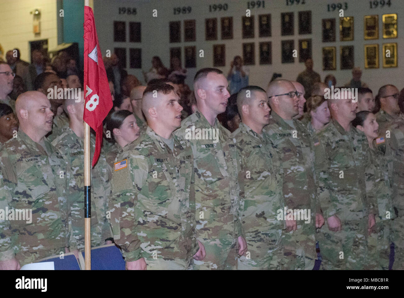 Die Nord-carolina Army National Guard führte eine Bereitstellung Zeremonie für 878Th 130 Manöver der Erweiterung Feuerwehr Ingenieur Unternehmen Februar 17, 2018 am King's Mountain High School, King's Mountain, N.C.. Stockfoto