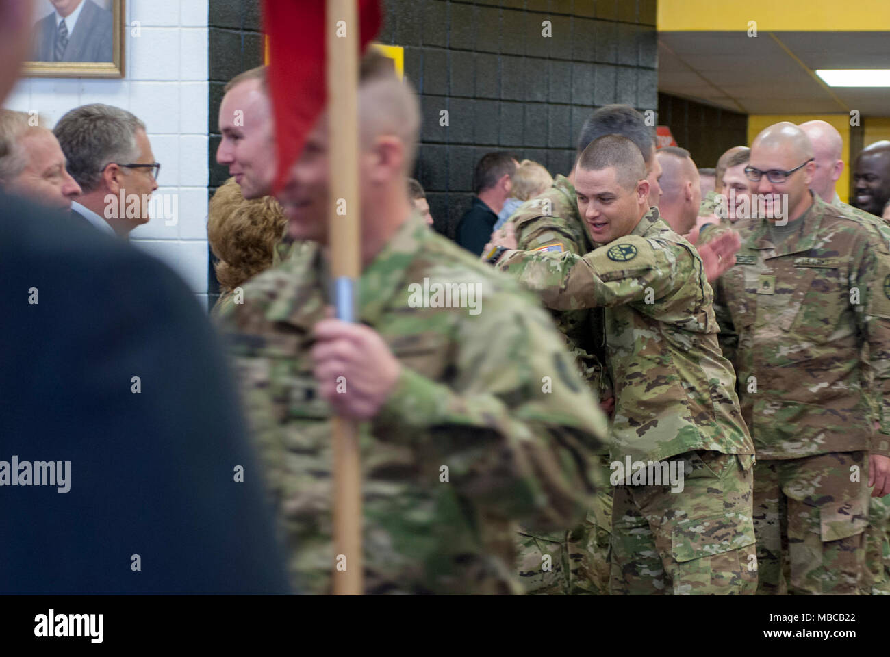 Die Nord-carolina Army National Guard führte eine Bereitstellung Zeremonie für 878Th 130 Manöver der Erweiterung Feuerwehr Ingenieur Unternehmen Februar 17, 2018 am King's Mountain High School, King's Mountain, N.C.. Stockfoto