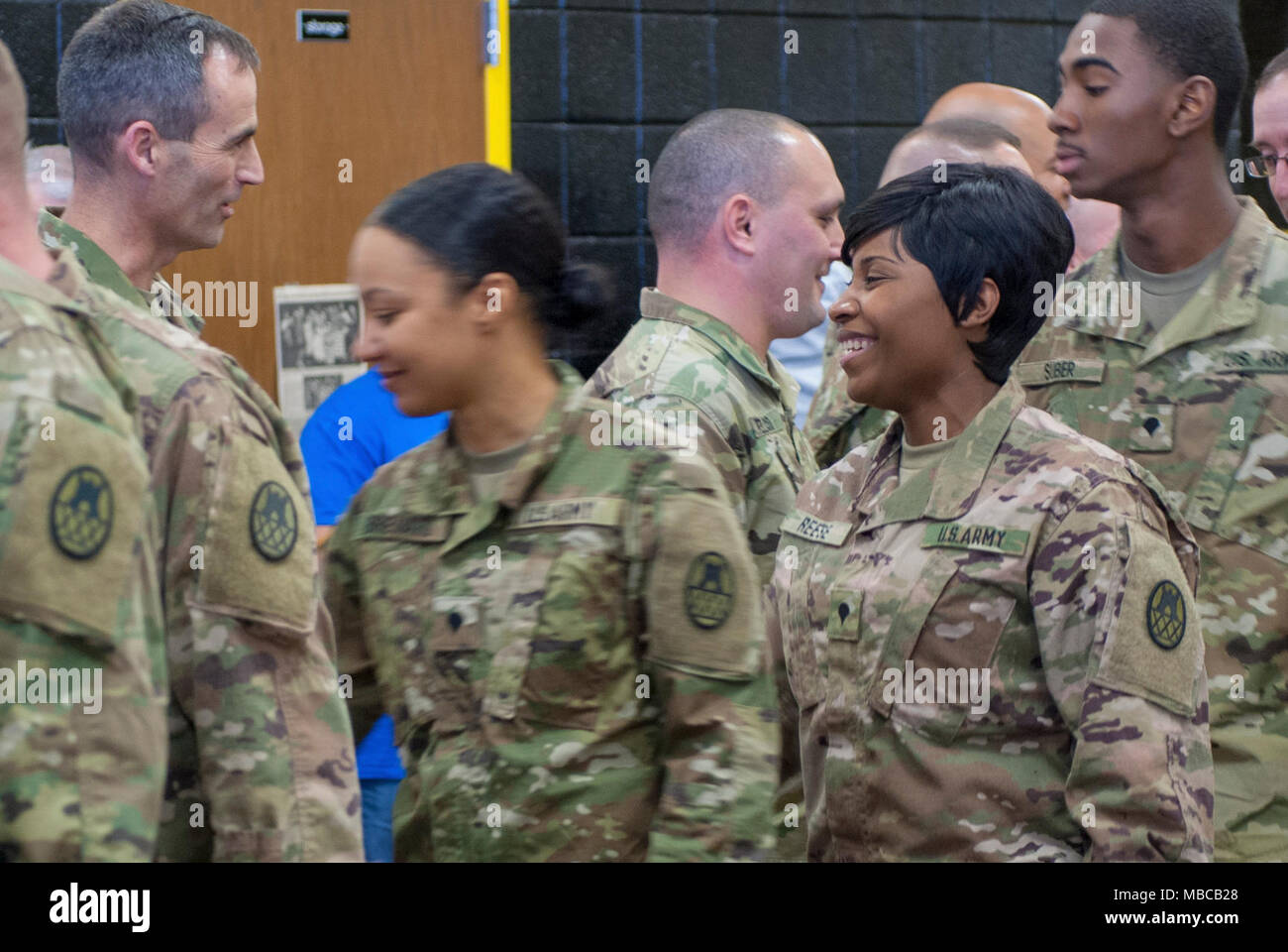 Die Nord-carolina Army National Guard führte eine Bereitstellung Zeremonie für 878Th 130 Manöver der Erweiterung Feuerwehr Ingenieur Unternehmen Februar 17, 2018 am King's Mountain High School, King's Mountain, N.C.. Stockfoto