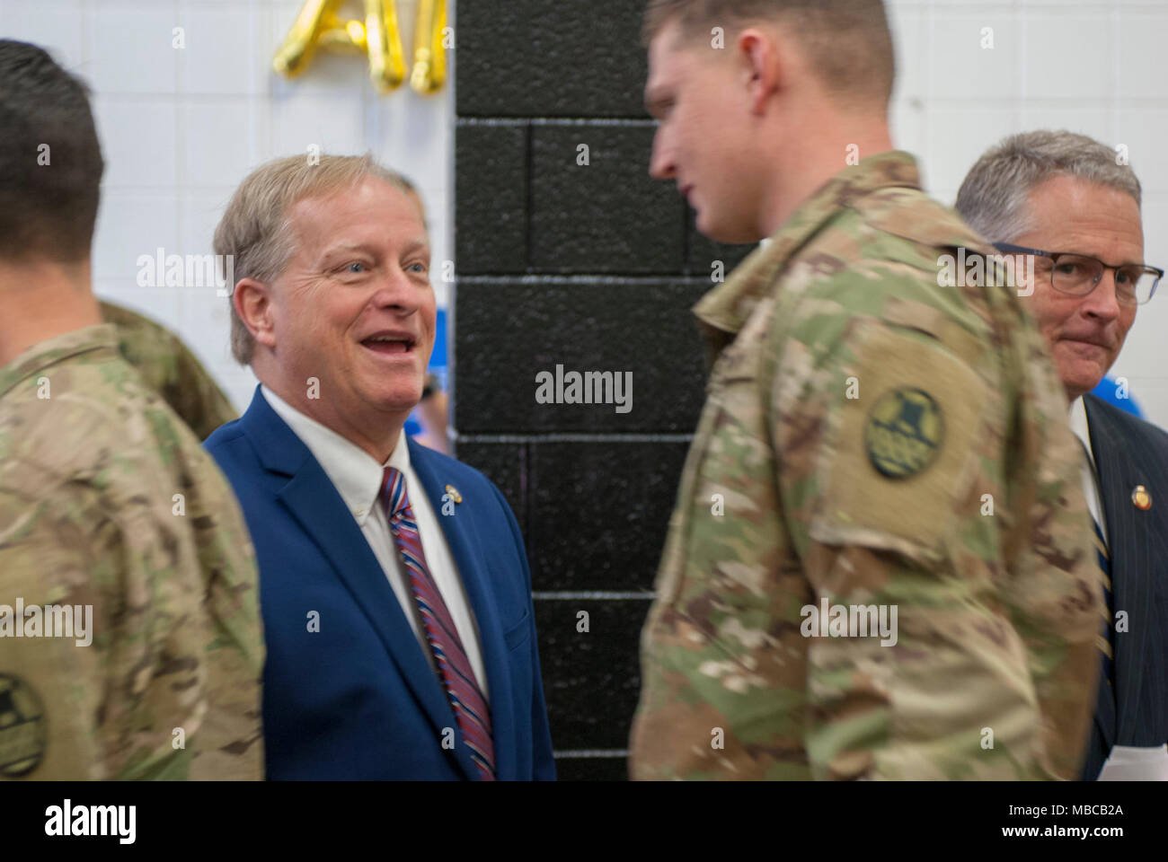 Die Nord-carolina Army National Guard führte eine Bereitstellung Zeremonie für 878Th 130 Manöver der Erweiterung Feuerwehr Ingenieur Unternehmen Februar 17, 2018 am King's Mountain High School, King's Mountain, N.C.. Stockfoto