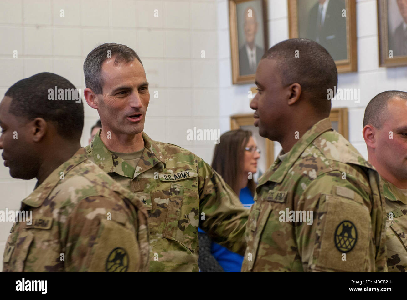 Die Nord-carolina Army National Guard führte eine Bereitstellung Zeremonie für 878Th 130 Manöver der Erweiterung Feuerwehr Ingenieur Unternehmen Februar 17, 2018 am King's Mountain High School, King's Mountain, N.C.. Stockfoto