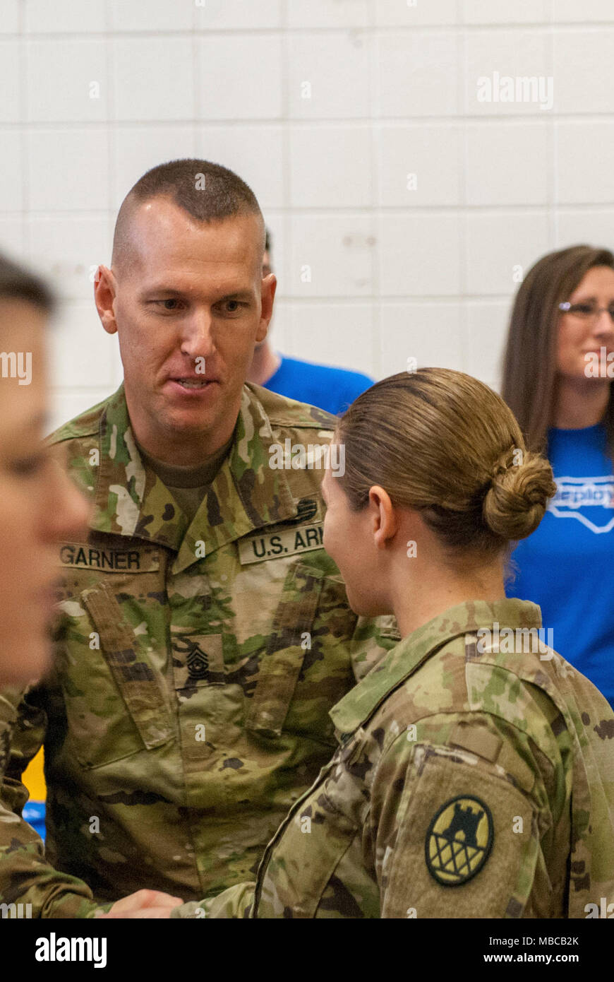 Die Nord-carolina Army National Guard führte eine Bereitstellung Zeremonie für 878Th 130 Manöver der Erweiterung Feuerwehr Ingenieur Unternehmen Februar 17, 2018 am King's Mountain High School, King's Mountain, N.C.. Stockfoto